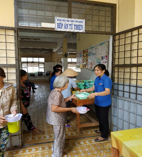 ĐOÀN CƠ SỞ SỞ Y TẾ: Thực hiện Công trình thanh niên “Bữa cơm nhân ái”