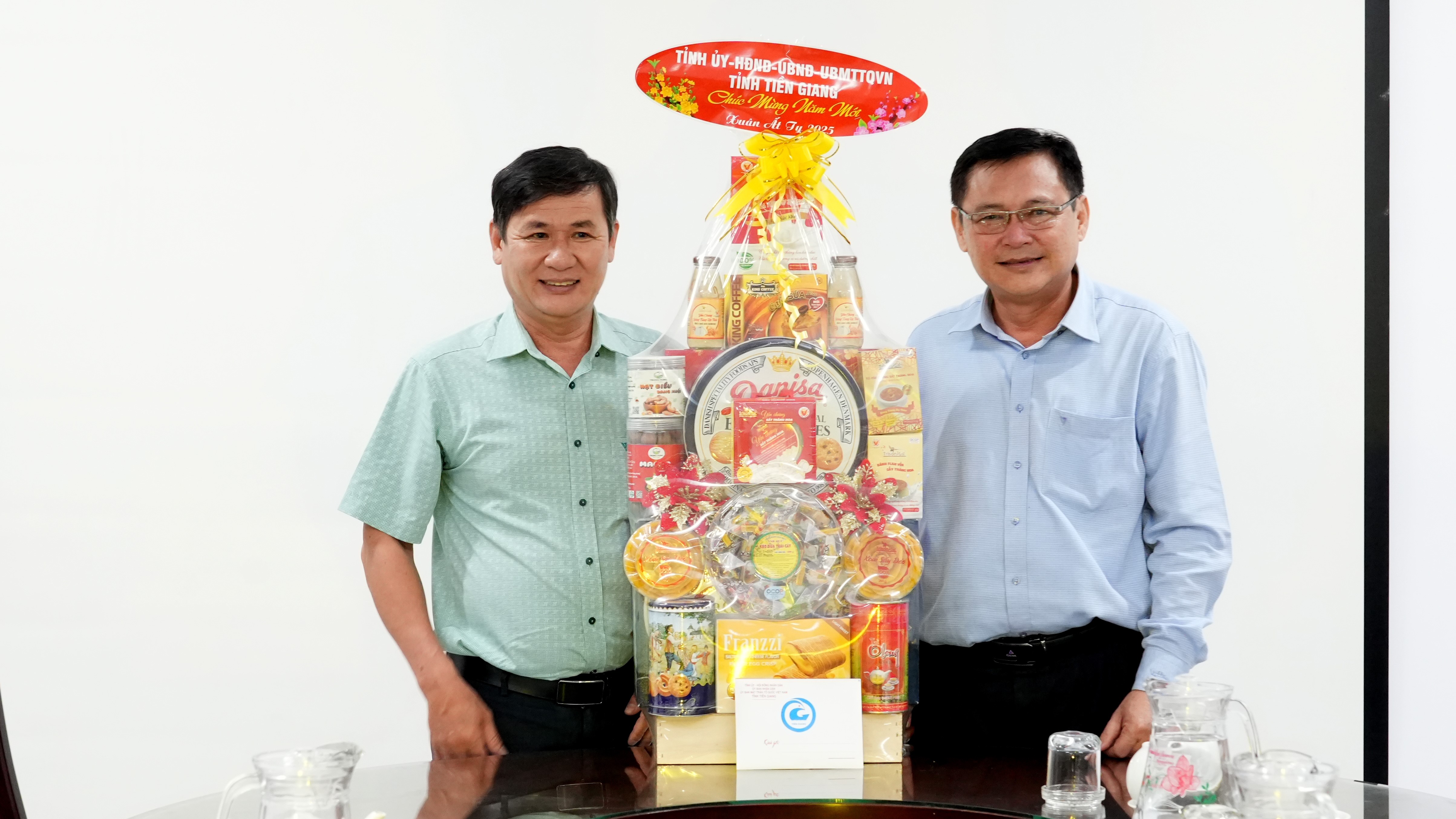 Đồng chí Đỗ Tấn Hùng - Ủy viên Ban Thường vụ Tỉnh ủy, Trưởng Ban Dân vận Tỉnh ủy đến thăm và chúc Tết Trung tâm Kiểm soát bệnh tật Tiền Giang