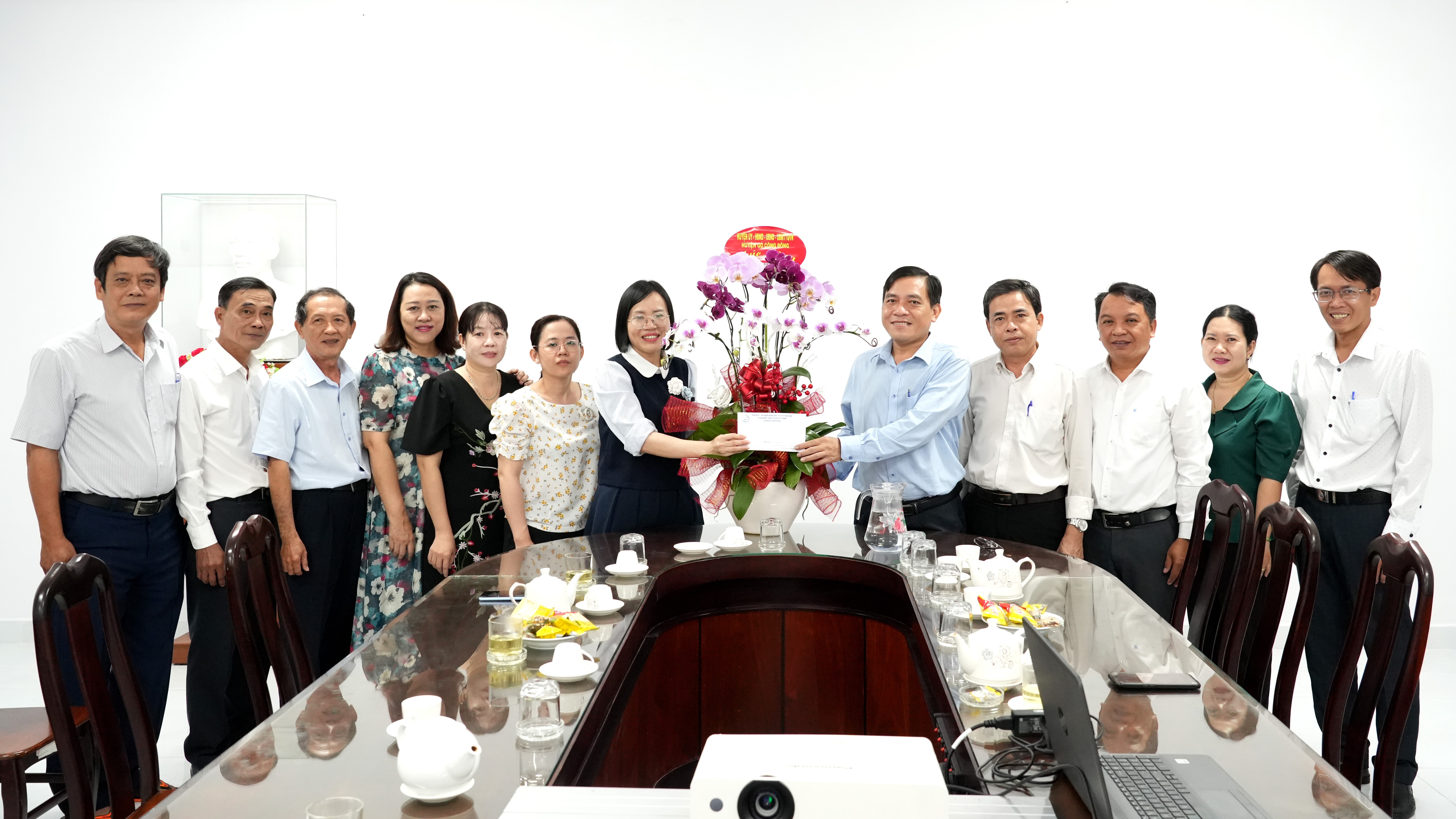 Huyện ủy - HĐND - UBND - UBMTTQVN huyện Gò Công Đông chúc mừng Ngày Thầy thuốc Trung tâm Kiểm soát bệnh tật Tiền Giang