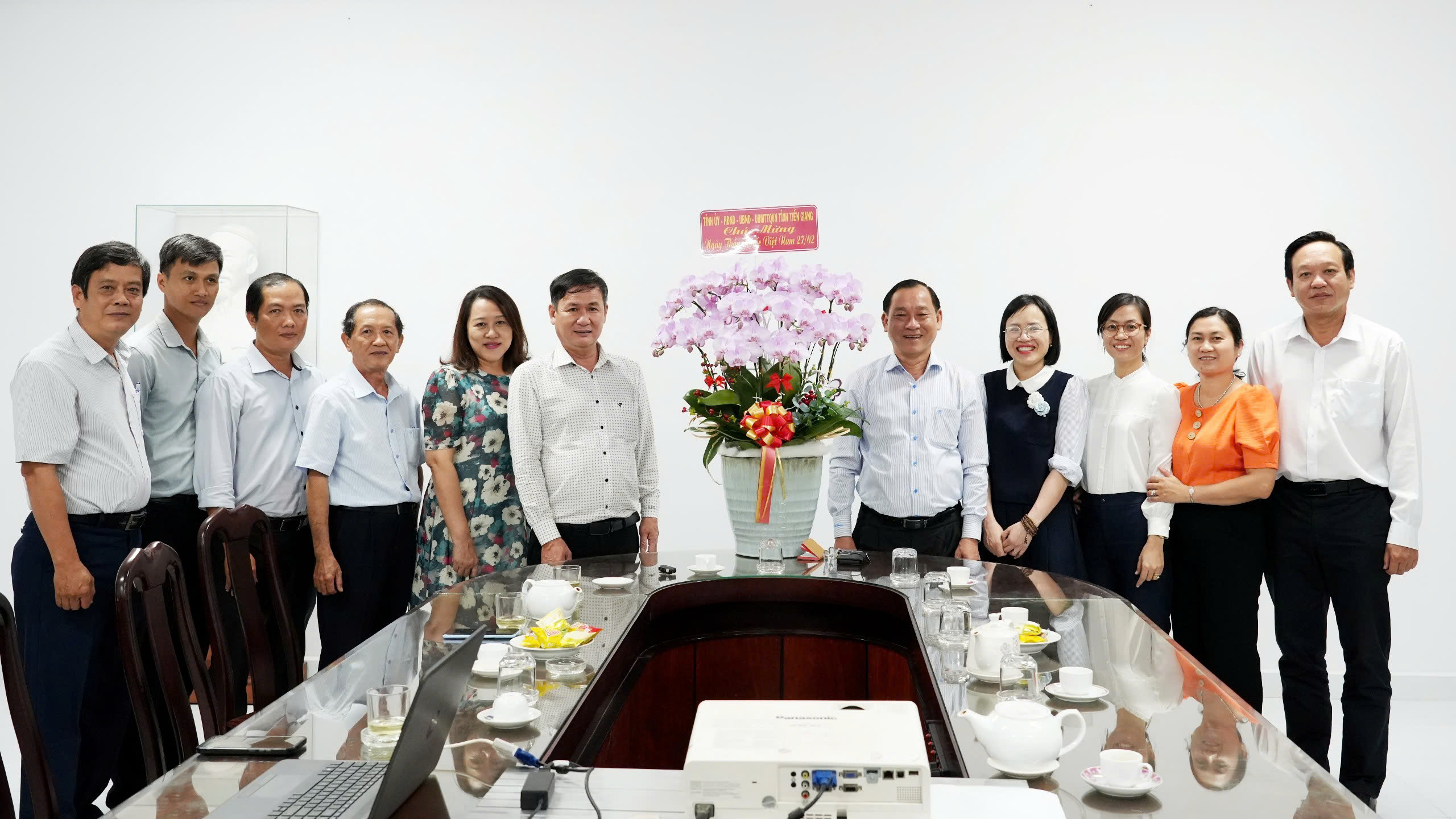 Chủ tịch UBND tỉnh Tiền Giang Nguyễn Văn Vĩnh thăm và chúc mừng CDC Tiền Giang nhân kỷ niệm 70 năm Ngày Thầy thuốc Việt Nam