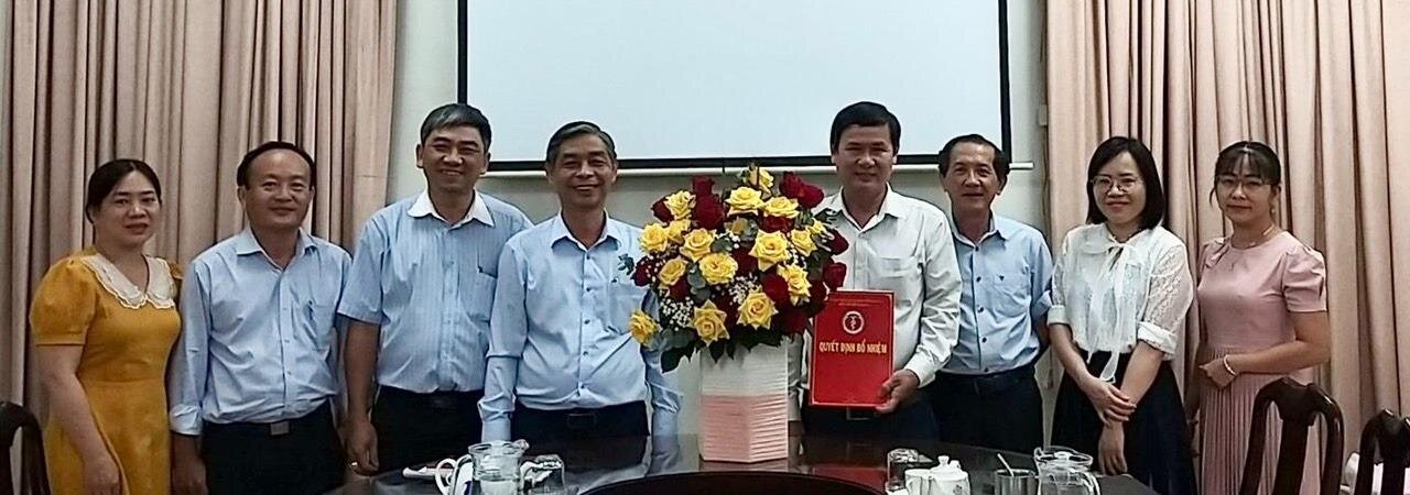 BSCKII. Nguyễn Hữu Diệp (người thứ tư bên trái) trao quyết định phân công Quyền Giám đốc TTKSBT cho BSCKII.Võ Thanh Nhơn (người thứ tư bên phải)